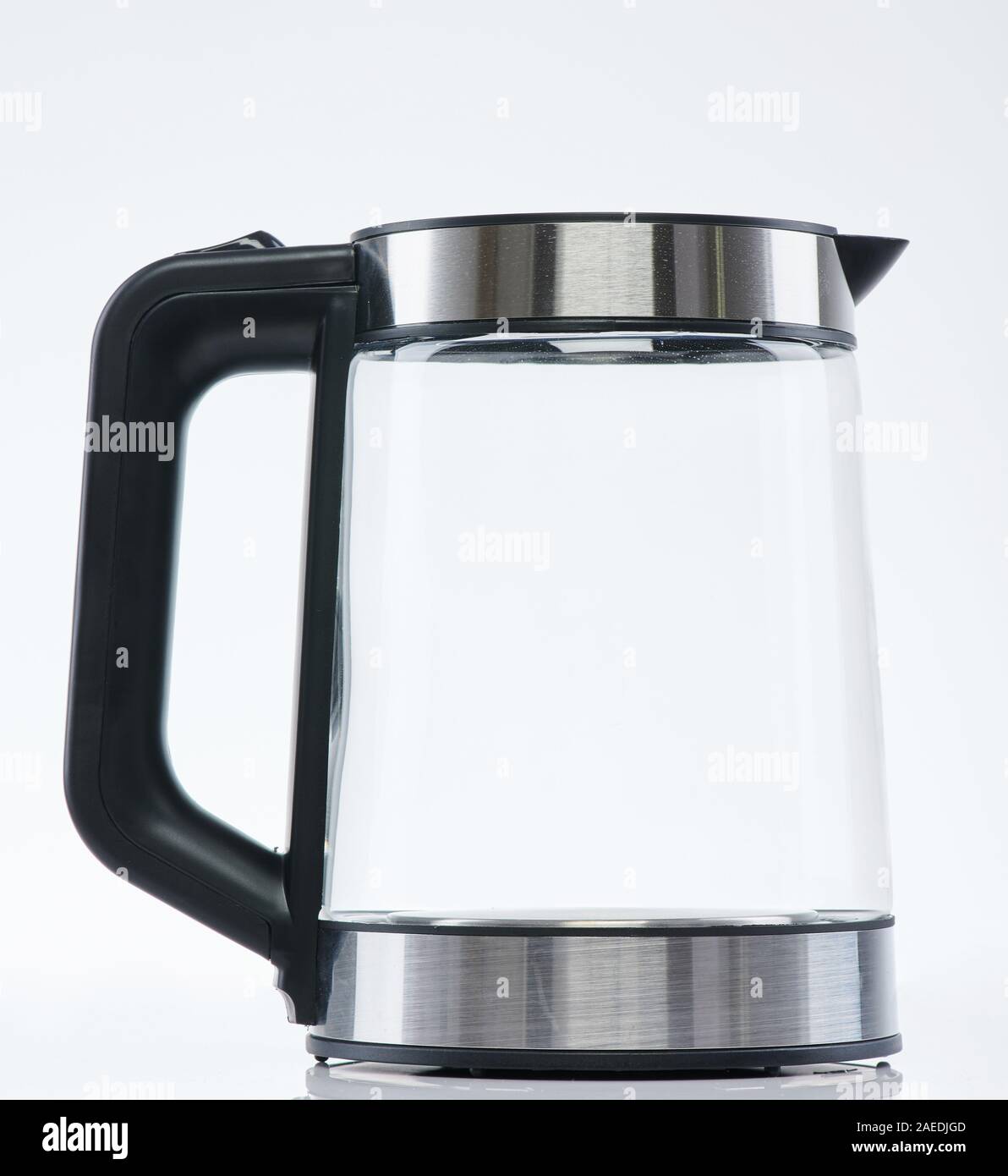 Edelstahl transparent Wasserkocher Seitenansicht auf weißem Hintergrund Stockfoto