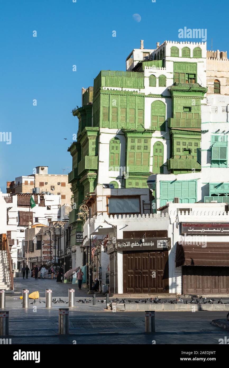 Blick auf den Souk Al Alawi Street und dem berühmten grünlich Noorwali coral Stadthaus im historischen Bezirk Al Balad in Jeddah, KSA, Saudi-Arabien Stockfoto