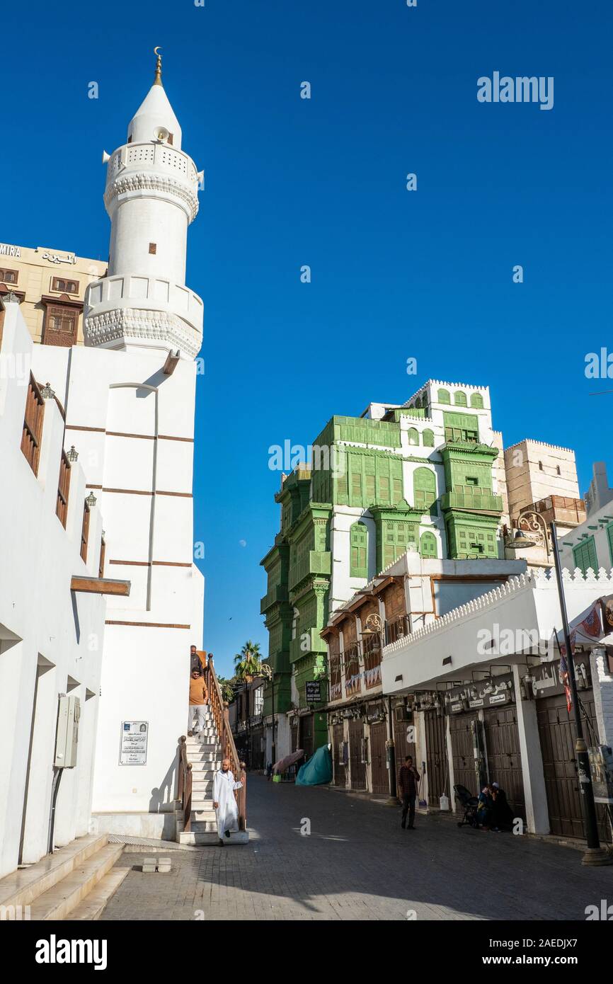 Blick auf den Souk Al Alawi Street, der grünlich Noorwali coral Town House und die Al Ma'Amar Moschee am historischen Bezirk Al Balad in Jeddah, KSA Stockfoto