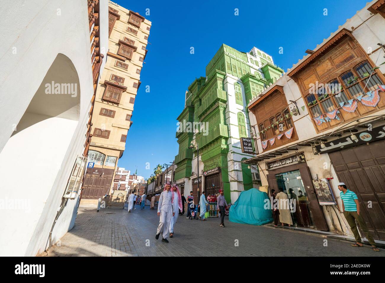 Blick auf den Souk Al Alawi Street und dem berühmten grünlich Noorwali coral Stadthaus im historischen Bezirk Al Balad in Jeddah, KSA, Saudi-Arabien Stockfoto