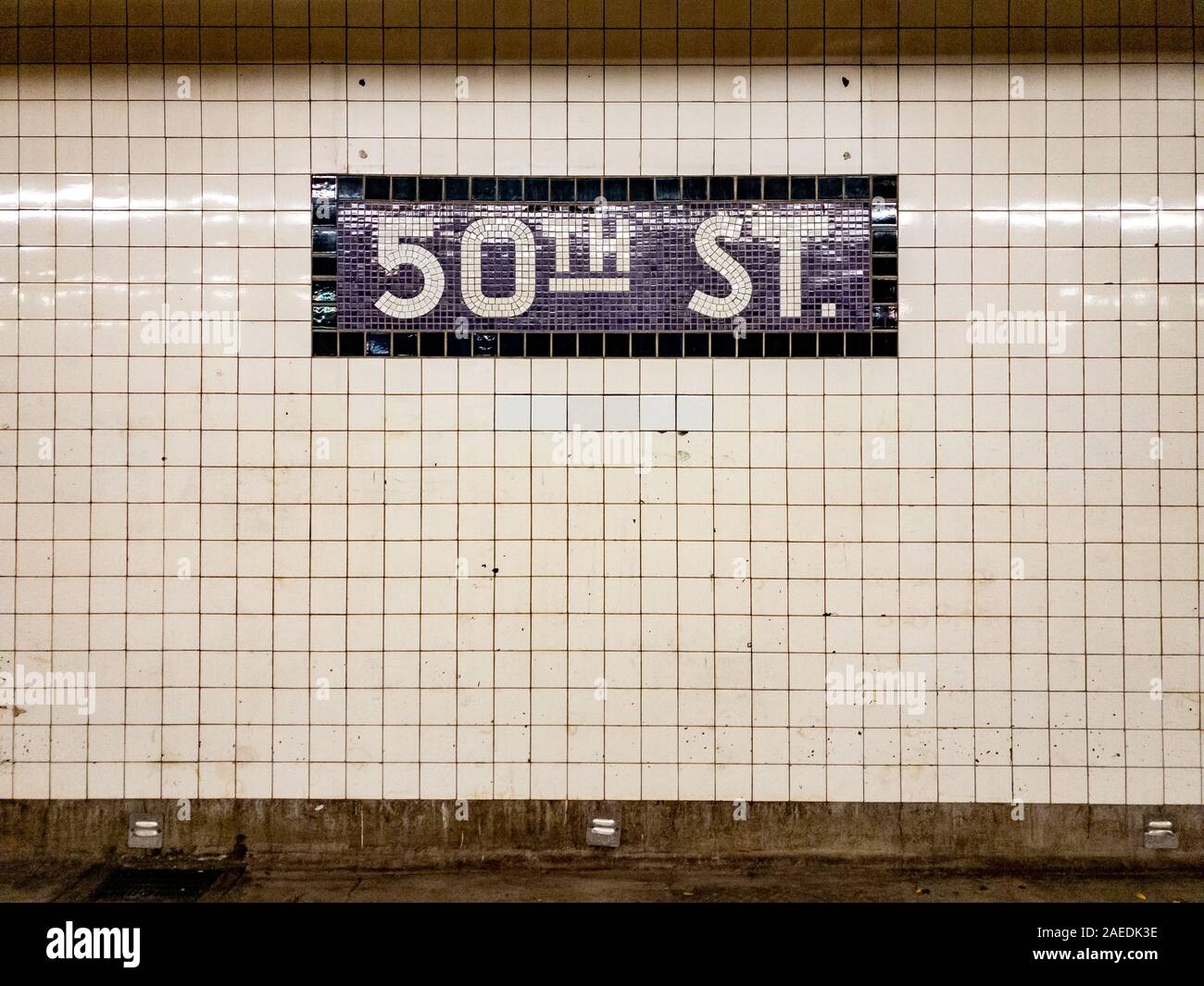 New York City - Nov 11, 2019 - 50th Street New York City U-Bahn Zeichen auf der 8th Avenue. Stockfoto