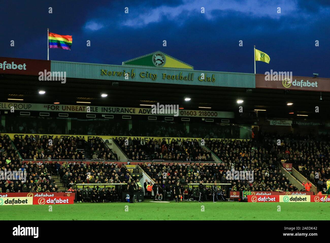 8. Dezember 2019, Carrow Road, Norwich, England, Premier League, Norwich City v Sheffield United: Die LGBT-Flagge über das Stadion als Teil der Regenbogen Schnürsenkel Kampagne Credit: Georgie Kerr/News Bilder Stockfoto