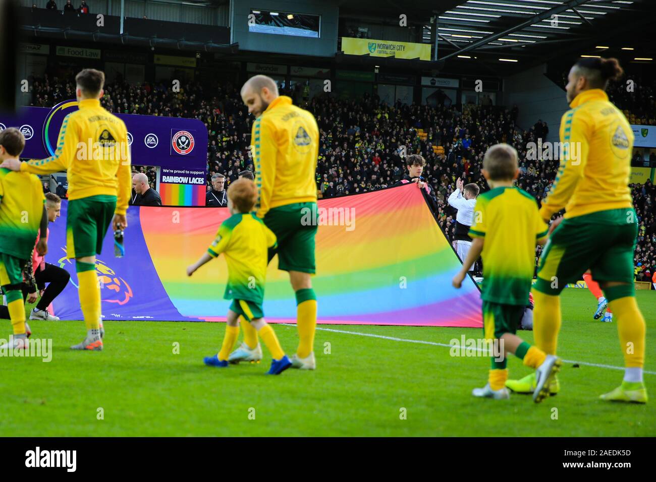 8. Dezember 2019, Carrow Road, Norwich, England, Premier League, Norwich City v Sheffield United: Spieler auf das Feld vor der LGBT-Flachbild als Teil des Regenbogens führen Schnürsenkel Kampagne Credit: Georgie Kerr/News Bilder Stockfoto