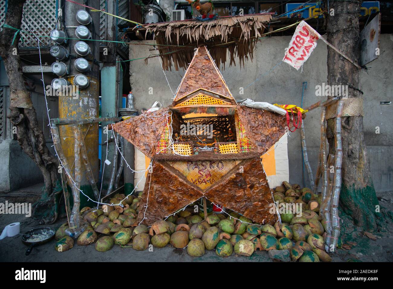 Eine Weihnachtsdekoration bekannt als Parol mit einer Krippe aus recycelten Materialien zusammen einen Bürgersteig gemacht in einer armen Gegend von Cebu City, Philippinen Stockfoto