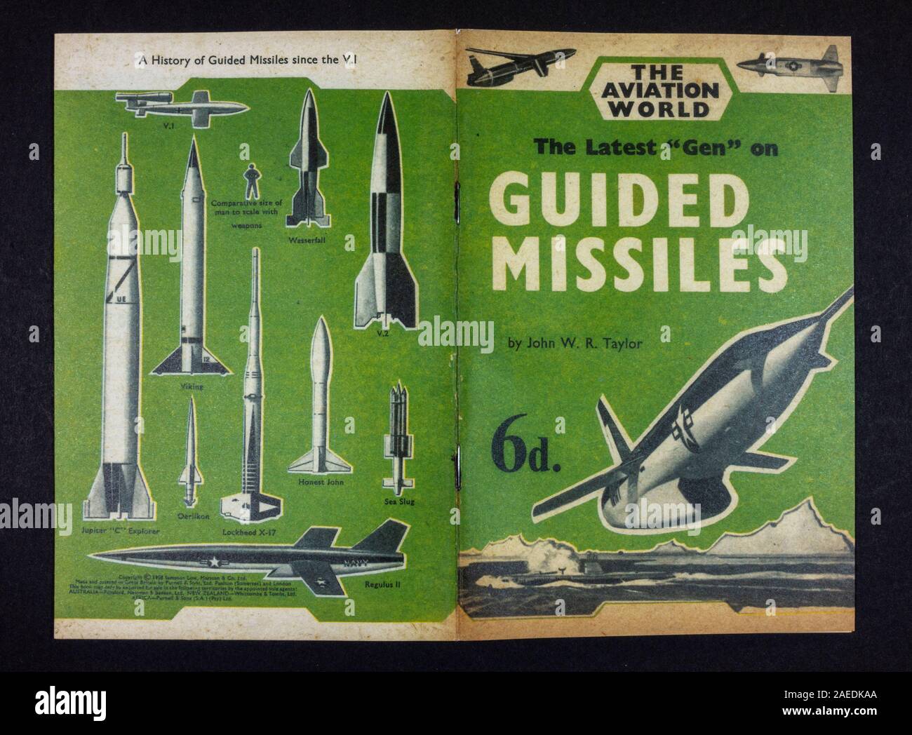"Das Neueste "Gen" für Geführte Raketen"-Booklet der Aviation World, ein Stück Replikat-Erinnerungsstücke aus der Zeit des Kalten Krieges. Stockfoto