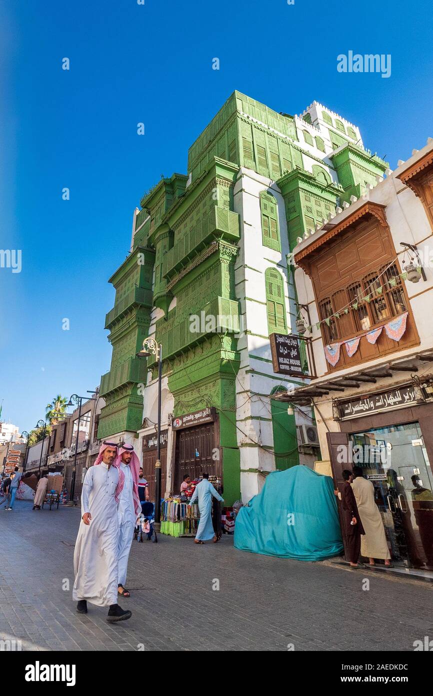 Blick auf den Souk Al Alawi Street und dem berühmten grünlich Noorwali coral Stadthaus im historischen Bezirk Al Balad in Jeddah, KSA, Saudi-Arabien Stockfoto