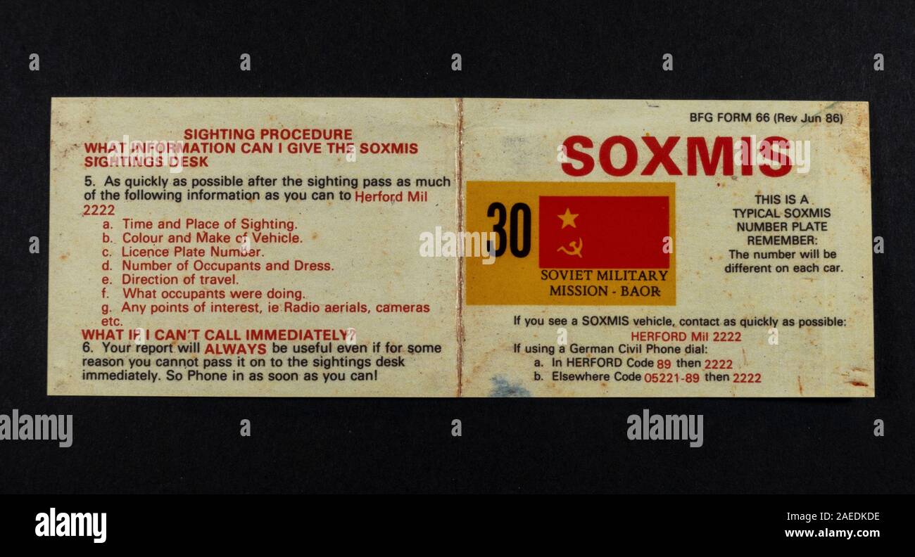SOXMIS-Ausweis und Kontaktkarte, ein Stück Replikat-Erinnerungsstücke aus der Zeit des Kalten Krieges. Stockfoto
