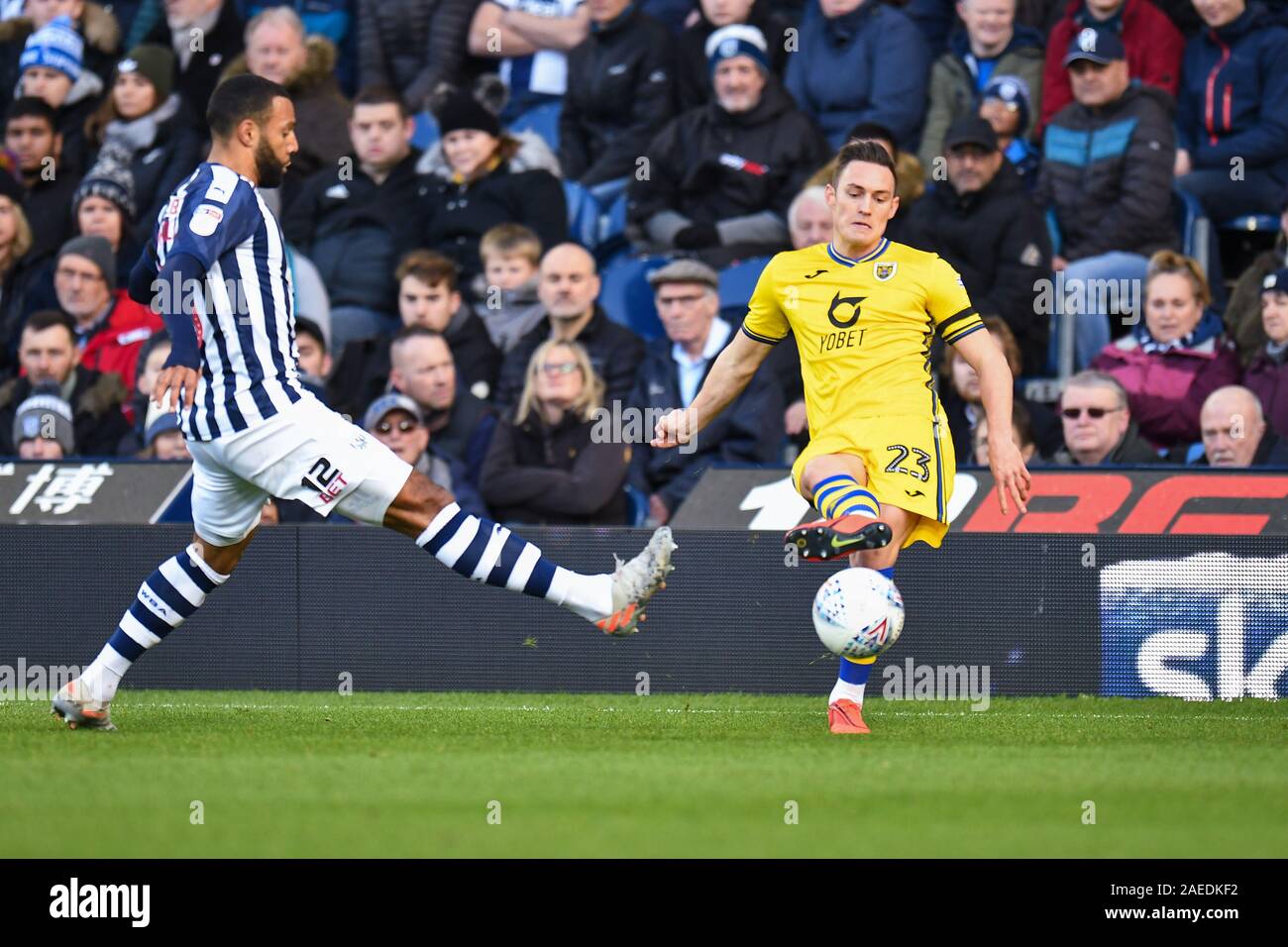 8. Dezember 2019, der Weißdorn, West Bromwich, England; Sky Bet Meisterschaft, West Bromwich Albion v Swansea City: Connor Roberts (23) Der Swansea City unter Druck von Matt Phillips (10) von West Bromwich Albion Credit: Gareth Dalley/News Bilder Stockfoto