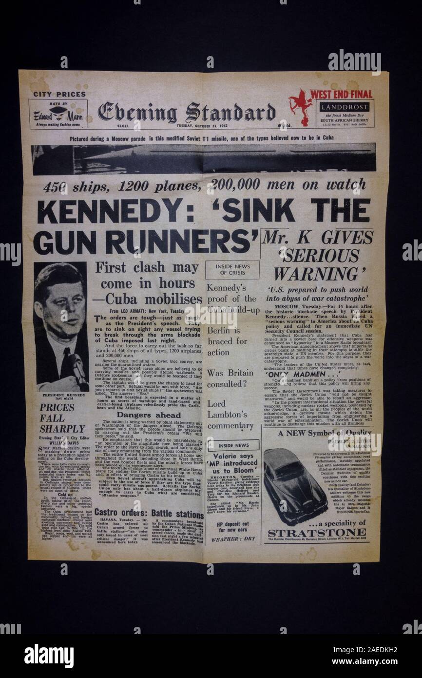 Die Titelseite der Zeitung Evening Standard (Replica) vom 23. Oktober 1962 während der kubanischen Raketenkrise und des Kalten Krieges. Stockfoto