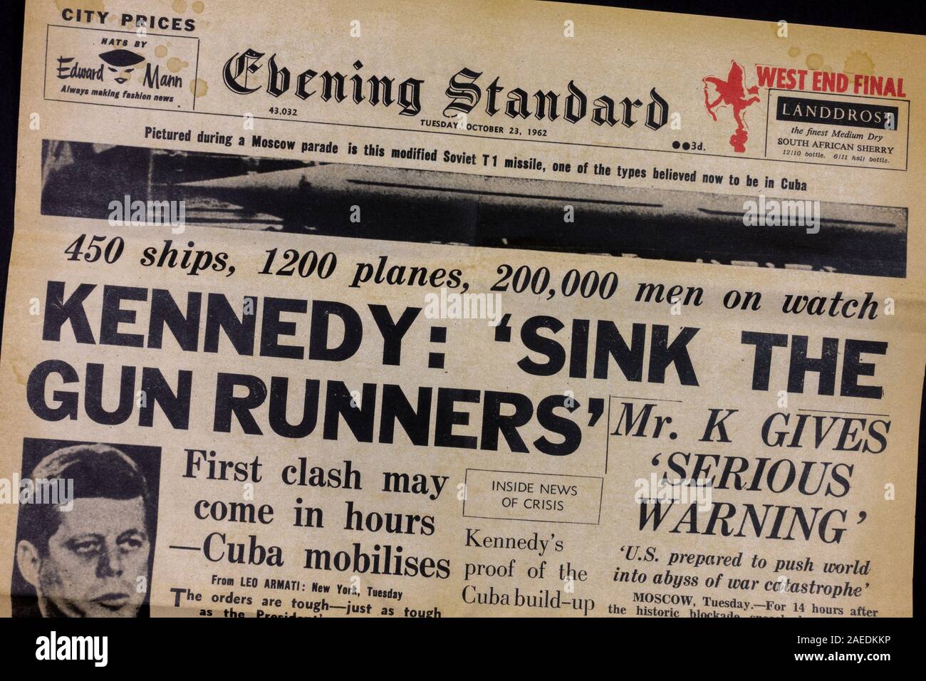 Die Titelseite der Zeitung Evening Standard (Replica) vom 23. Oktober 1962 während der kubanischen Raketenkrise und des Kalten Krieges. Stockfoto