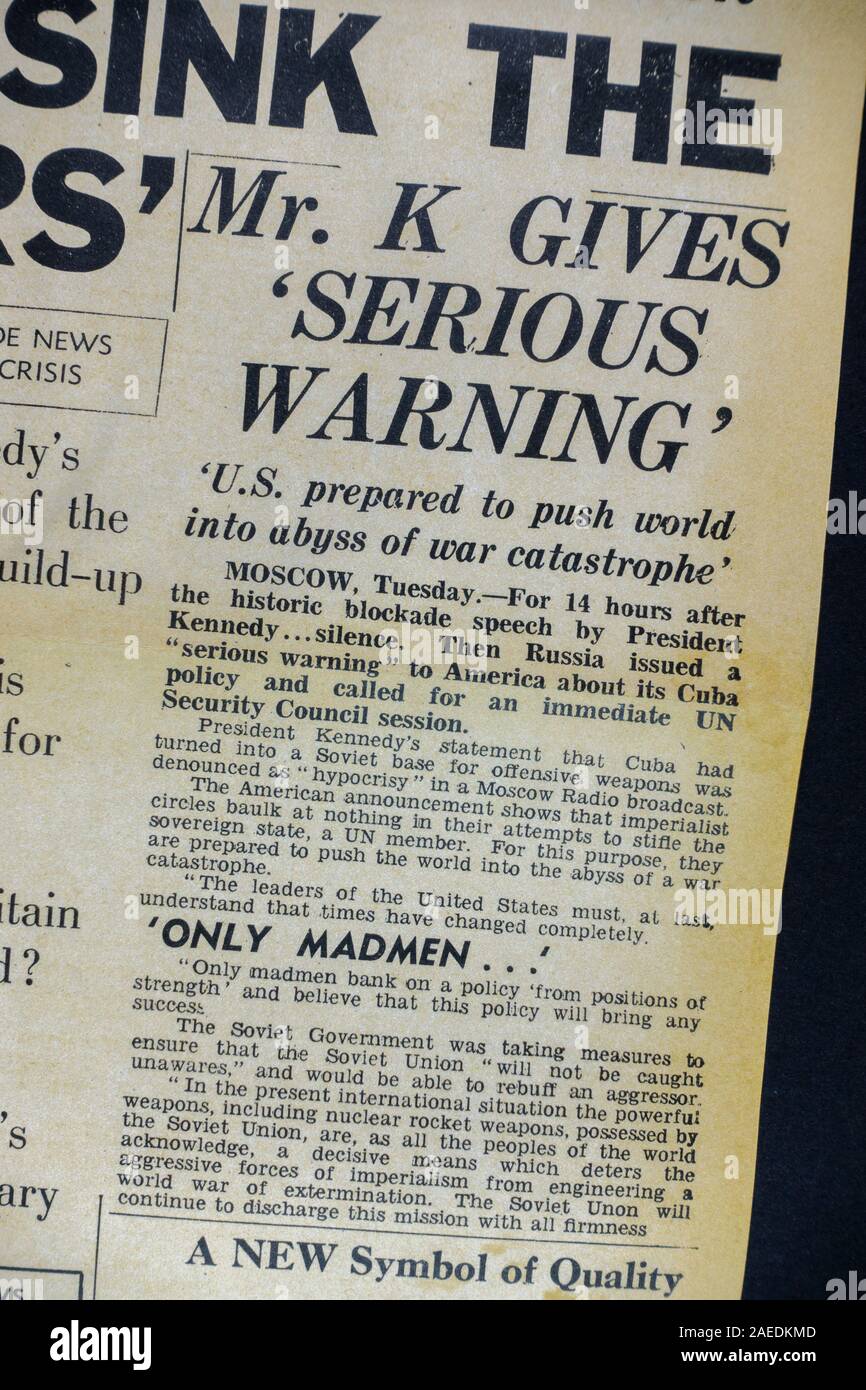 "MR K warnt ernsthaft", so die Zeitung Evening Standard (Replica) vom 23. Oktober 1962 während der kubanischen Raketenkrise. Stockfoto