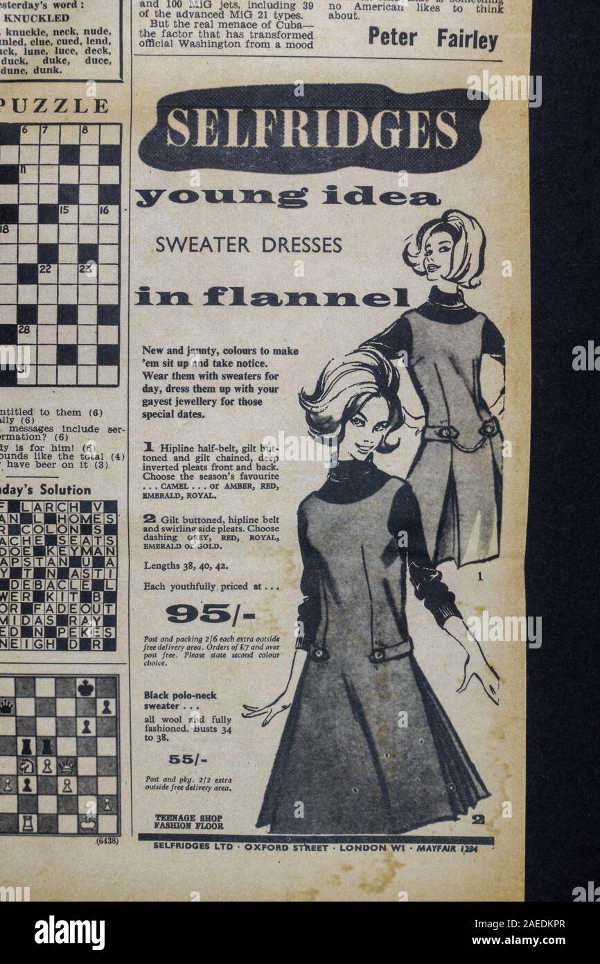 Werbung für Damenmode Selfridges in der Zeitung Evening Standard (Replica) vom 23. Oktober 1962 während der kubanischen Raketenkrise. Stockfoto