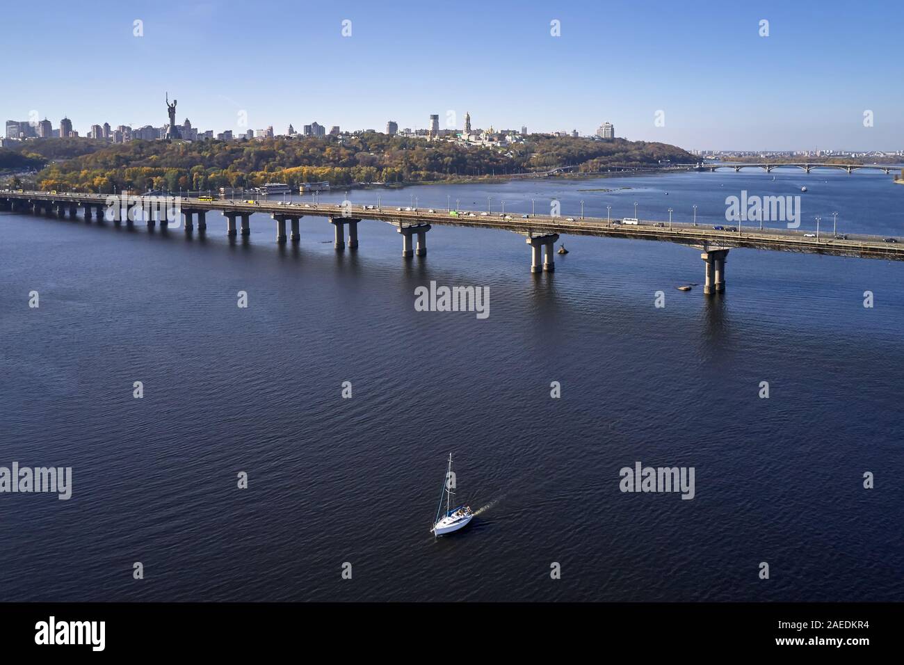 Luftbild bei Sunny Stadtbild mit Brücke über den Fluss Stockfoto