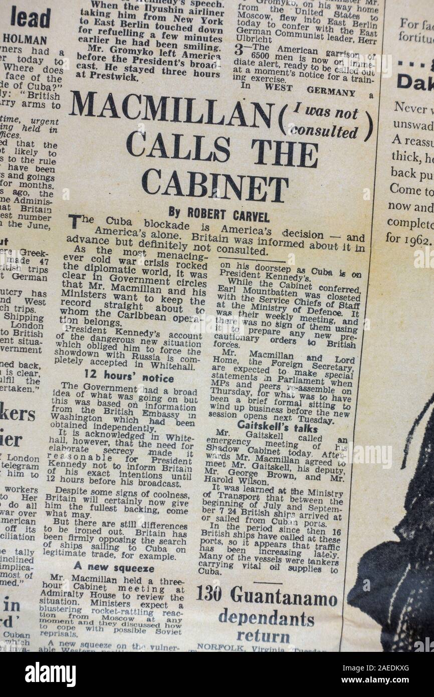 "Macmillan bezeichnet die Überschrift des Kabinetts in der Zeitung Evening Standard (Replica) vom 23. Oktober 1962 während der kubanischen Raketenkrise. Stockfoto
