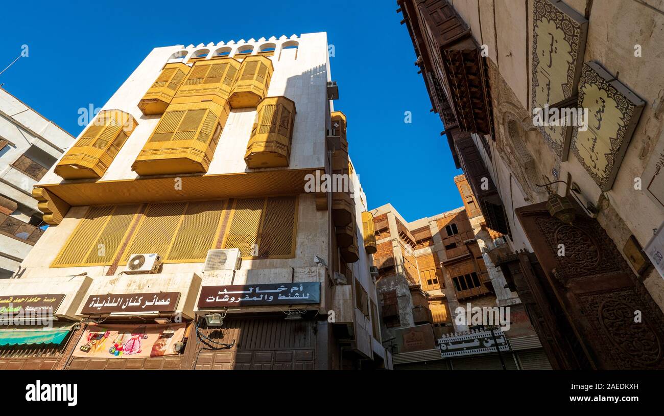 Außenansicht eines kürzlich renovierten traditionellen Wohngegend coral Stadthaus im historischen Distrikt Al Balad, Jeddah, KSA, Saudi-Arabien Stockfoto