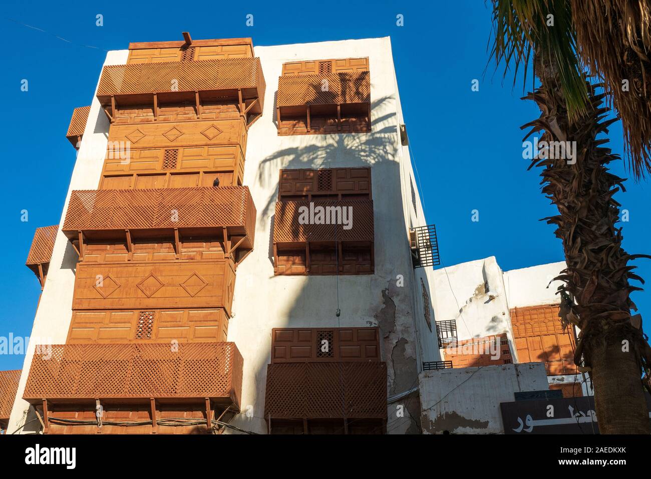Außenansicht eines kürzlich renovierten traditionellen Wohngegend coral Stadthaus im historischen Distrikt Al Balad, Jeddah, KSA, Saudi-Arabien Stockfoto