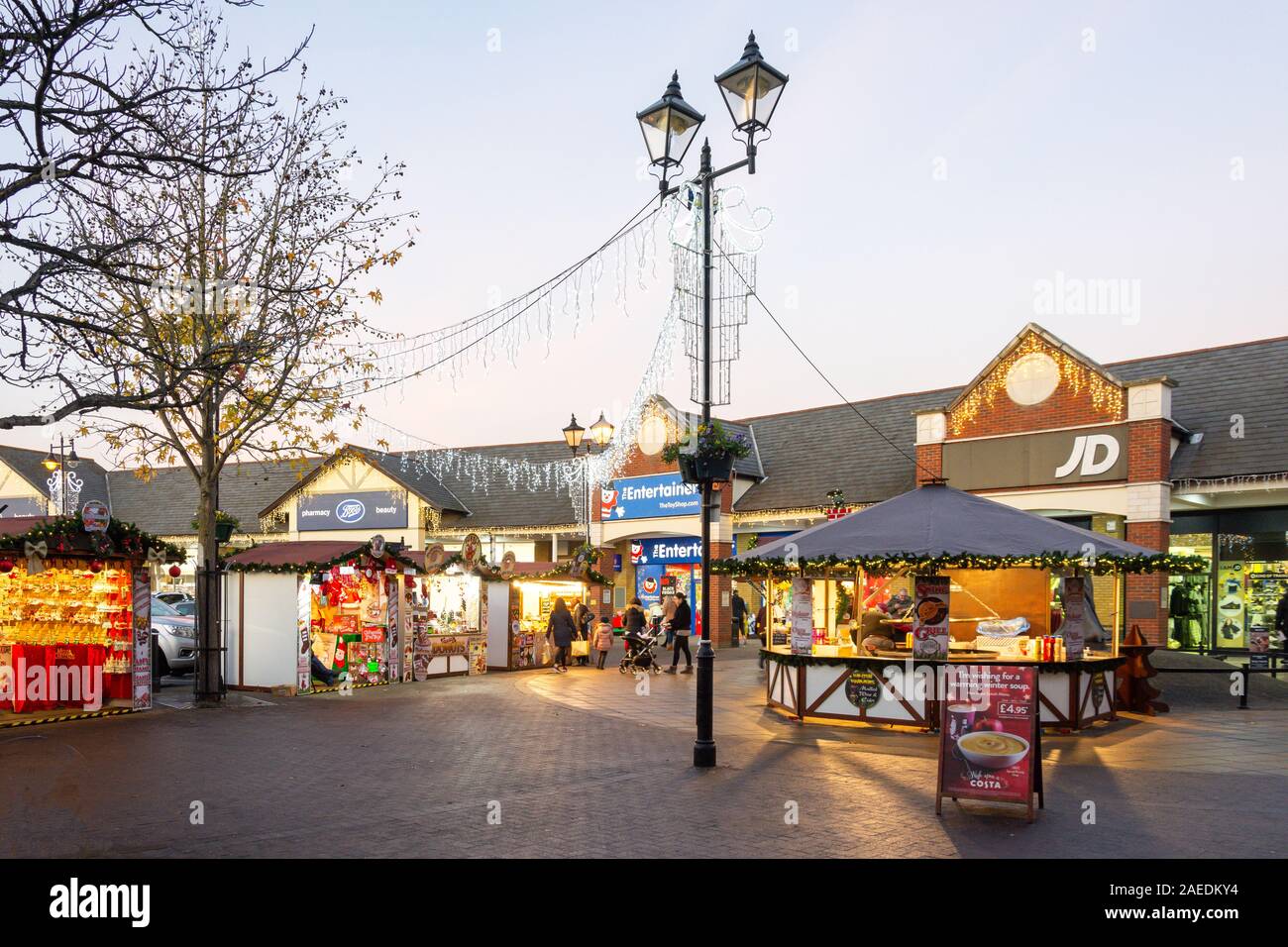 Weihnachtsmarkt in Two Rivers Einkaufszentrum, Staines-upon-Thames, Surrey, England, Vereinigtes Königreich Stockfoto