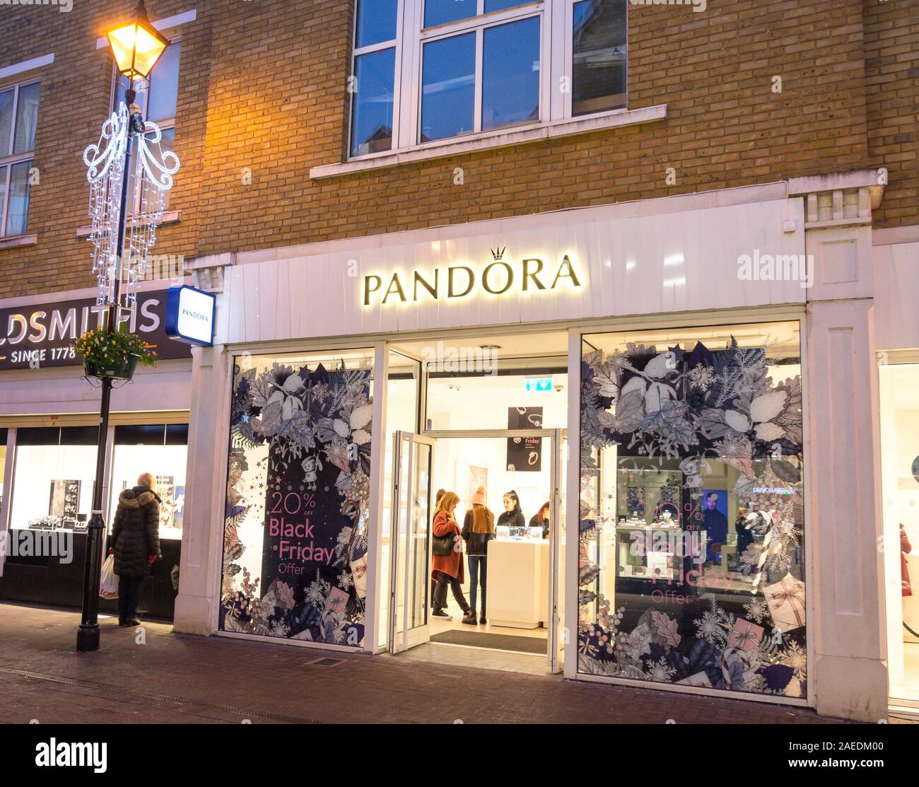 Pandora Jewelry Store in der Dämmerung, Norris Straße, Staines-upon-Thames, Surrey, England, Vereinigtes Königreich Stockfoto