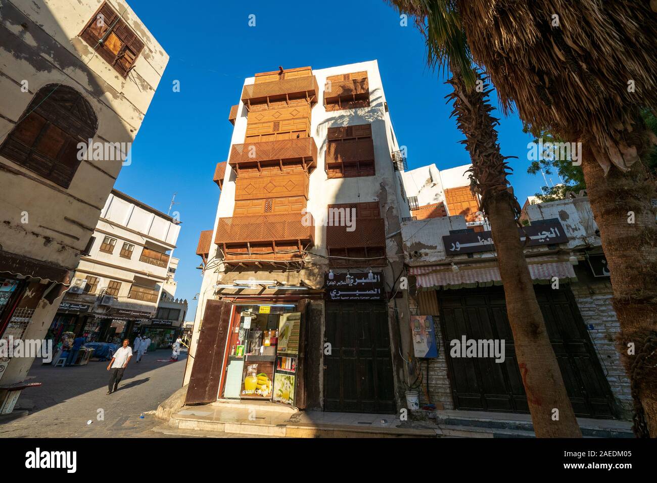 Außenansicht eines kürzlich renovierten traditionellen Wohngegend coral Stadthaus im historischen Distrikt Al Balad, Jeddah, KSA, Saudi-Arabien Stockfoto