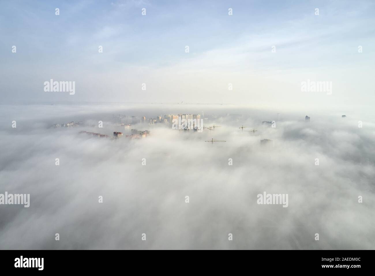 Luftbild bei Tops von mehrstöckigen Häuser in Nebel ertrinken Stockfoto