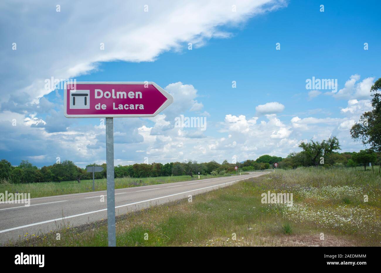 Unterzeichnen Pol auf Straße der Dolmen von Lacara, der größten megalithischen Beerdigung in der Extremadura. Spanien Stockfoto