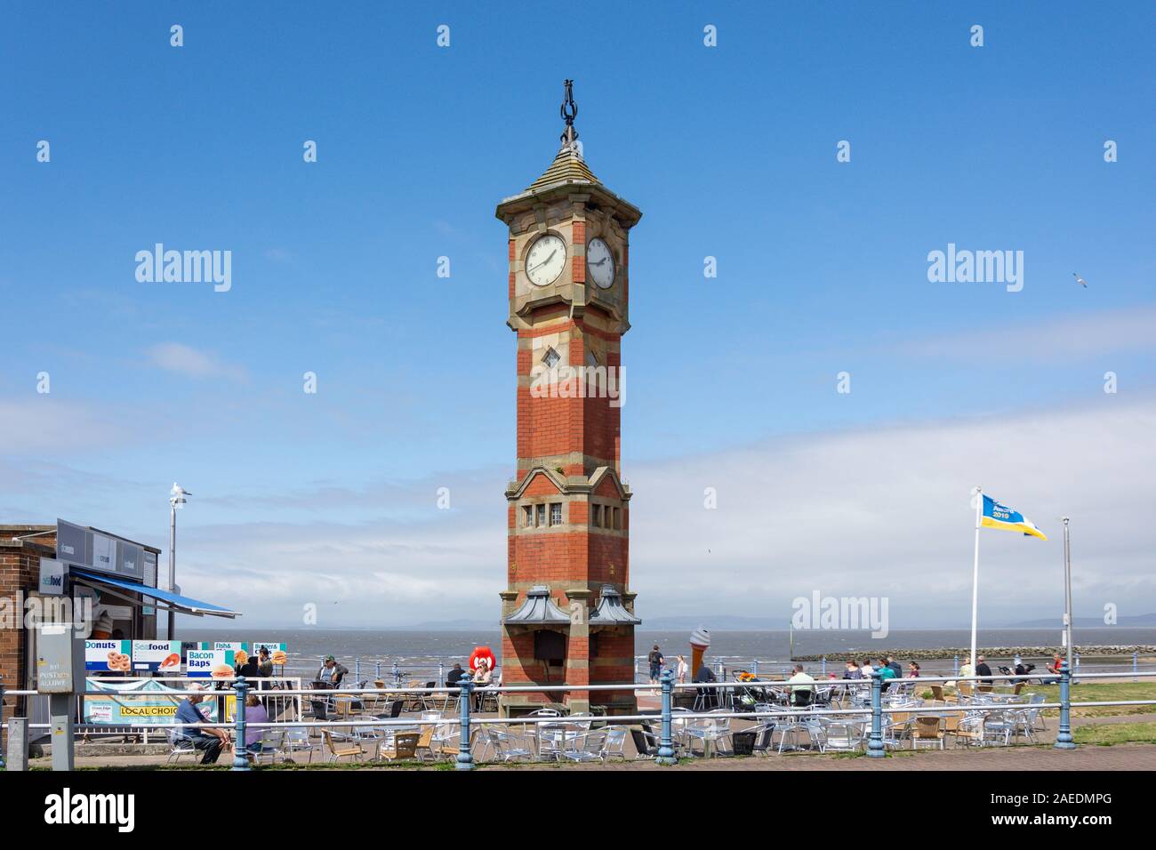 Morecambe Clock Tower und Outdoor Cafe, Marine Road Central, Morecambe, Lancashire, England, Vereinigtes Königreich Stockfoto