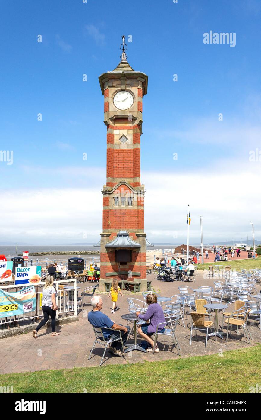 Morecambe Clock Tower und Outdoor Cafe, Marine Road Central, Morecambe, Lancashire, England, Vereinigtes Königreich Stockfoto