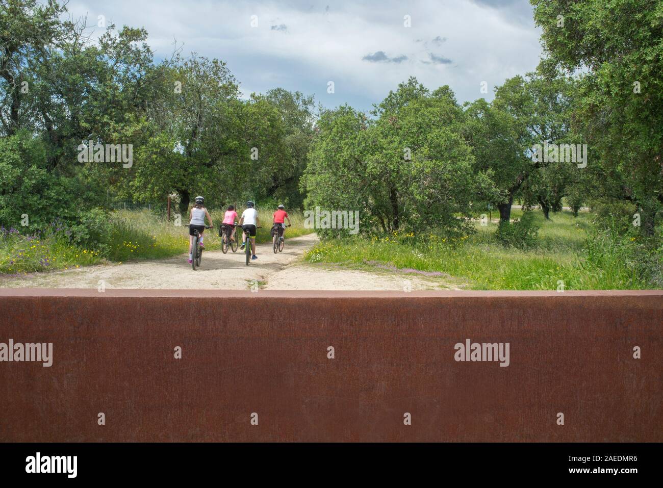 Biker, die Dolmen von Lacara, der größten megalithischen Beerdigung in der Extremadura. Spanien Stockfoto