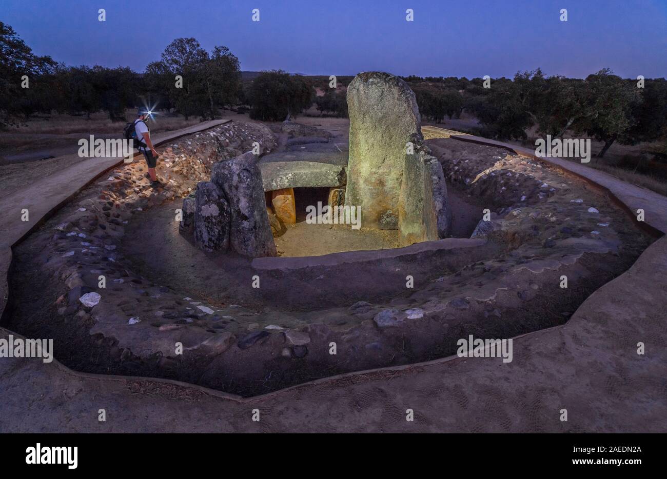 Besucher der Dolmen von Lacara in der Nacht. Die größten megalithischen Beerdigung in Extremadura, Spanien Stockfoto