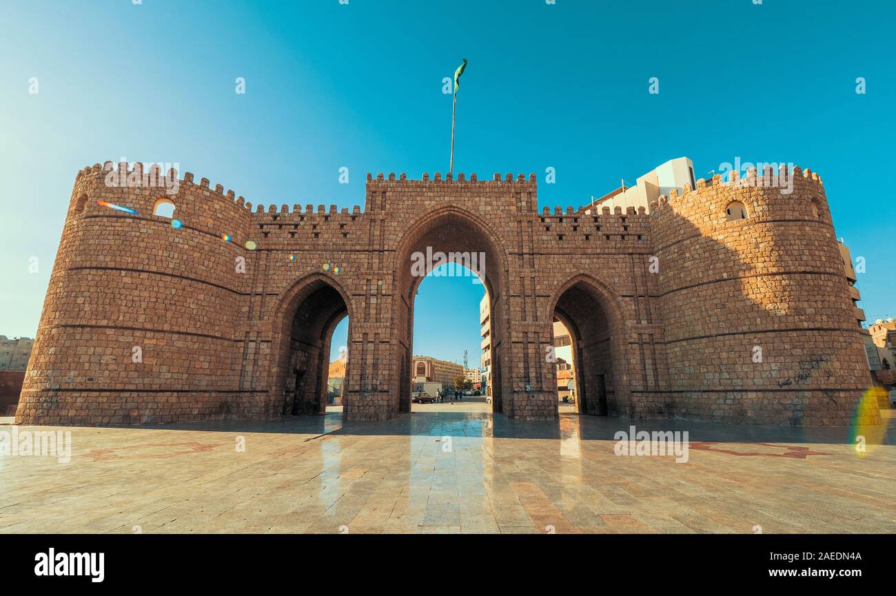 Außenansicht des gemauerte Makkah Gate oder Baab Makkah, ein altes Stadttor am Eingang der Altstadt (Al Balad) von Jeddah, Saudi Arabien Stockfoto