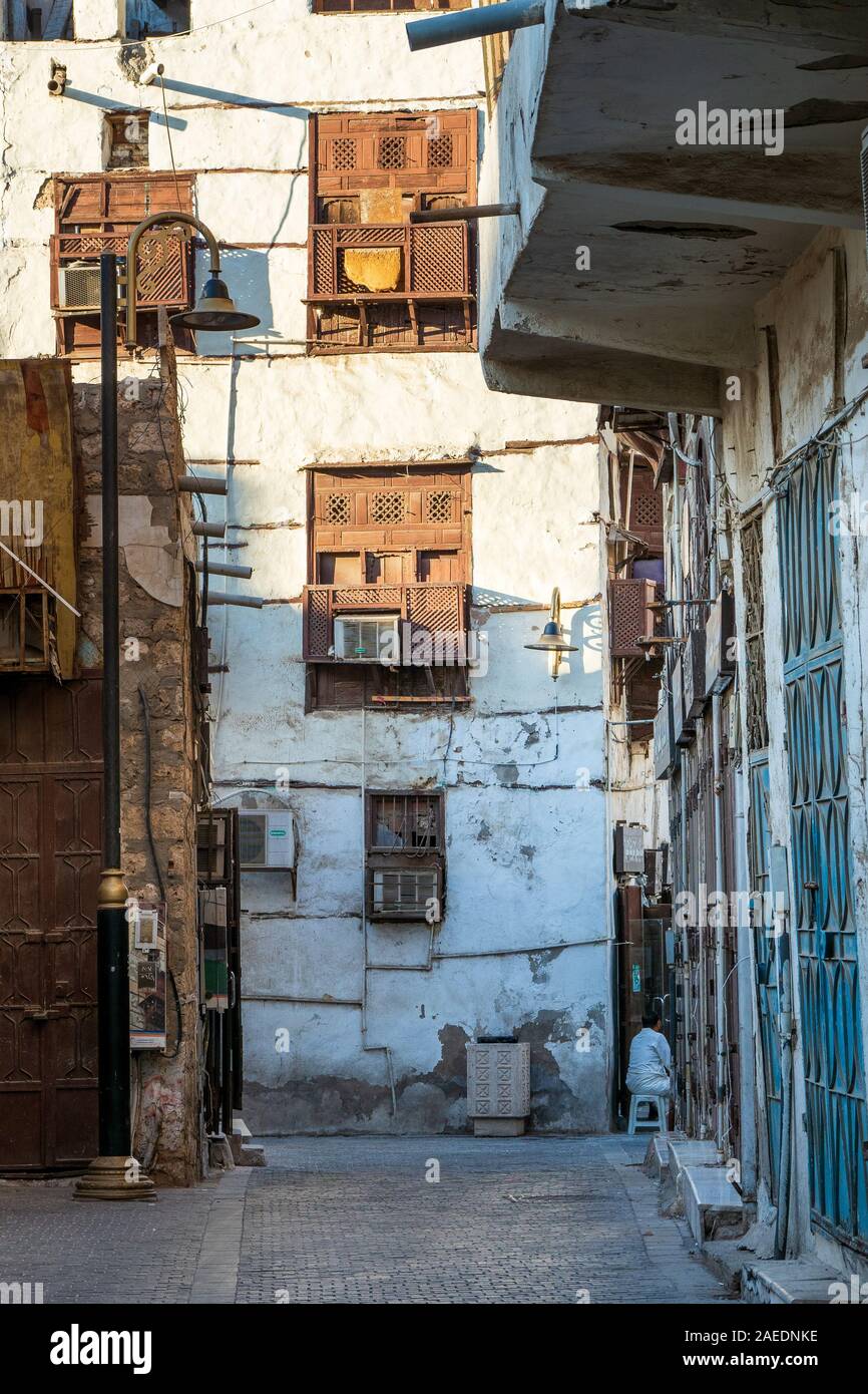 Anzeigen eines heruntergekommenen Coral House in einer engen Straße im historischen Bezirk Al Balad in Jeddah, KSA, Saudi-Arabien Stockfoto