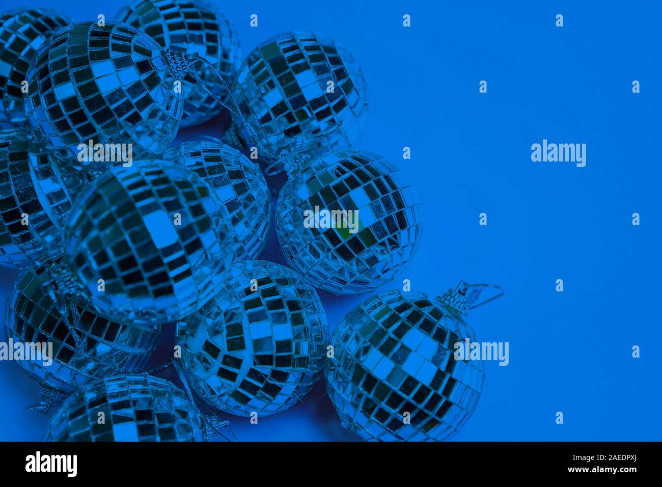 Blaue Farbe Inschrift 2020. Kreative Muster von Silber Disco Bälle für die Dekoration Party auf Pastell-blaue Farbverlauf Hintergrund. Winter Silvester Party urlaub Konzept. top Aussicht, flach. Stockfoto