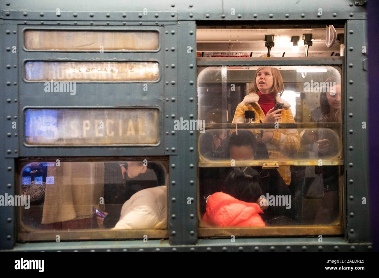 New York, USA. 8 Dez, 2019. Die Menschen nehmen eine Fahrt in einem Oldtimer u-bahn Auto während Urlaub Nostalgie Fahrgeschäfte in der New Yorker U-Bahn, den Vereinigten Staaten, 8. Dezember, 2019. Jeden Sonntag zwischen Thanksgiving und Neues Jahr, Vintage 1930 s R 1-9 Waggons regelmäßig in New York City U-Bahn Service auf bestimmten Strecken während der jährlichen Urlaub Nostalgie Fahrgeschäfte platziert werden würde, wobei die Passagiere zurück in alte Zeiten. Credit: Wang Ying/Xinhua/Alamy leben Nachrichten Stockfoto