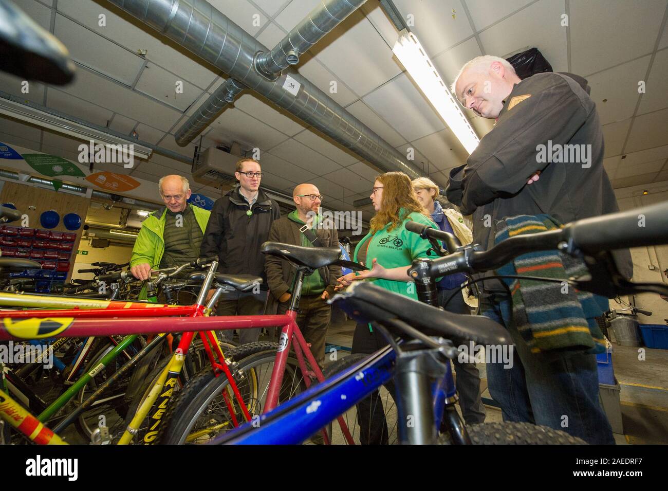 Glasgow, UK. 23. November 2019. Im Bild: (L-R) Cllr Alasdair Tollemache - Schottische Grüns coucillor für Stirling; Brian Quinn-schottischen Grünen Kandidaten für Stirling; Patrick Harvie MSP-Co-Leader der schottischen Grünen; Angela Barron - Direktor für Recyke-a-bike; Alasdair Tollemache, der Frau; Mark Ruskell MSP. Schottischen grünen Co-Chef Patrick Harvie verbinden Umwelt Sprecher Mark Ruskell MSP und schottischen Grünen Kandidaten für Stirling Bryan Quinn einige Fahrräder zu reparieren. Credit: Colin Fisher/Alamy Leben Nachrichten. Stockfoto