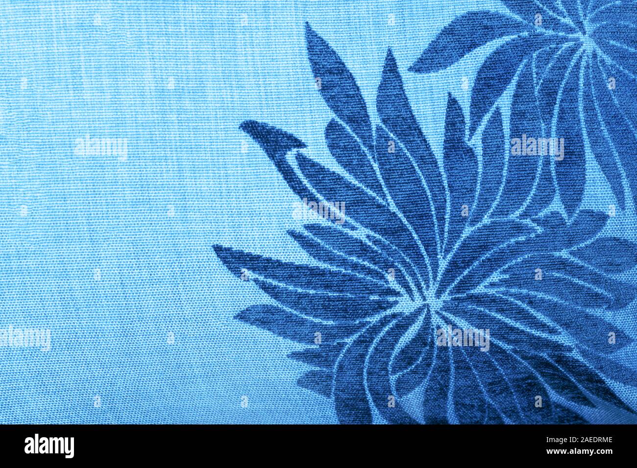 Blaue Farbe Inschrift 2020. Textile Oberfläche in Trendfarbe des Jahres. Stockfoto