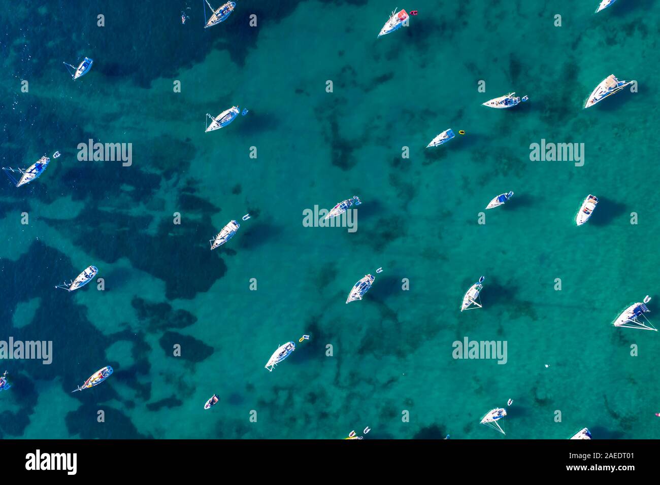 Luftaufnahme, Segelboote Verankerung in türkisfarbenem Wasser, Costa de la Calma, Caliva region, Mallorca, Balearen, Spanien Stockfoto