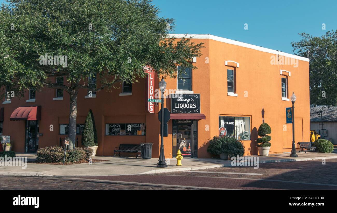 WINTER GARDEN, Florida: 29. Mai 2019 - Tonys Liköre, einem hellen orange Liquor Store Gebäude an der Ecke Main und Pflanze Straße in der Innenstadt. Stockfoto