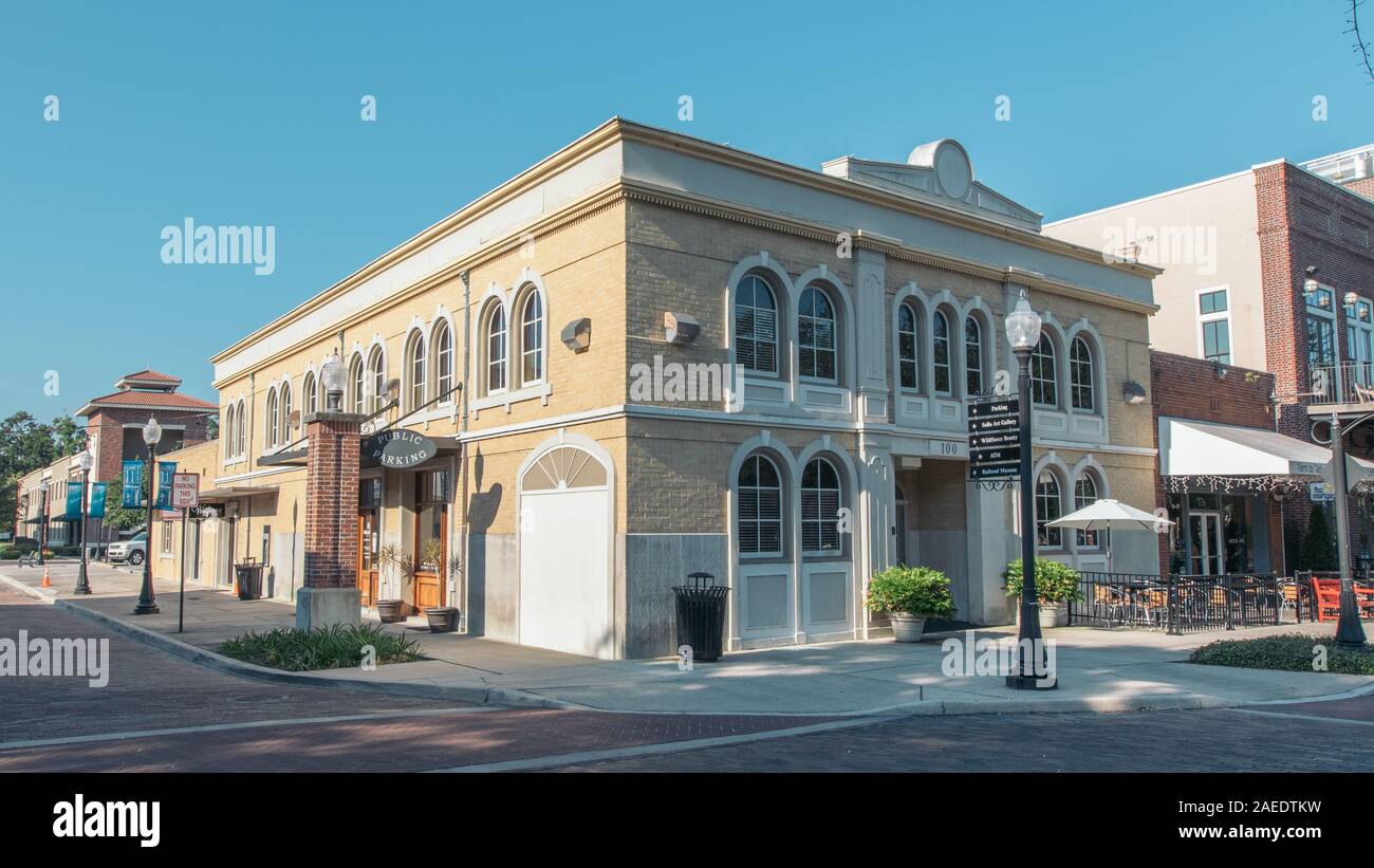 WINTER GARDEN, Florida: 29. Mai 2019 - Eine ältere yellow brick Gebäude, das ein Immobilienunternehmen in der kleinen historischen Stadt Wintergarten. Stockfoto