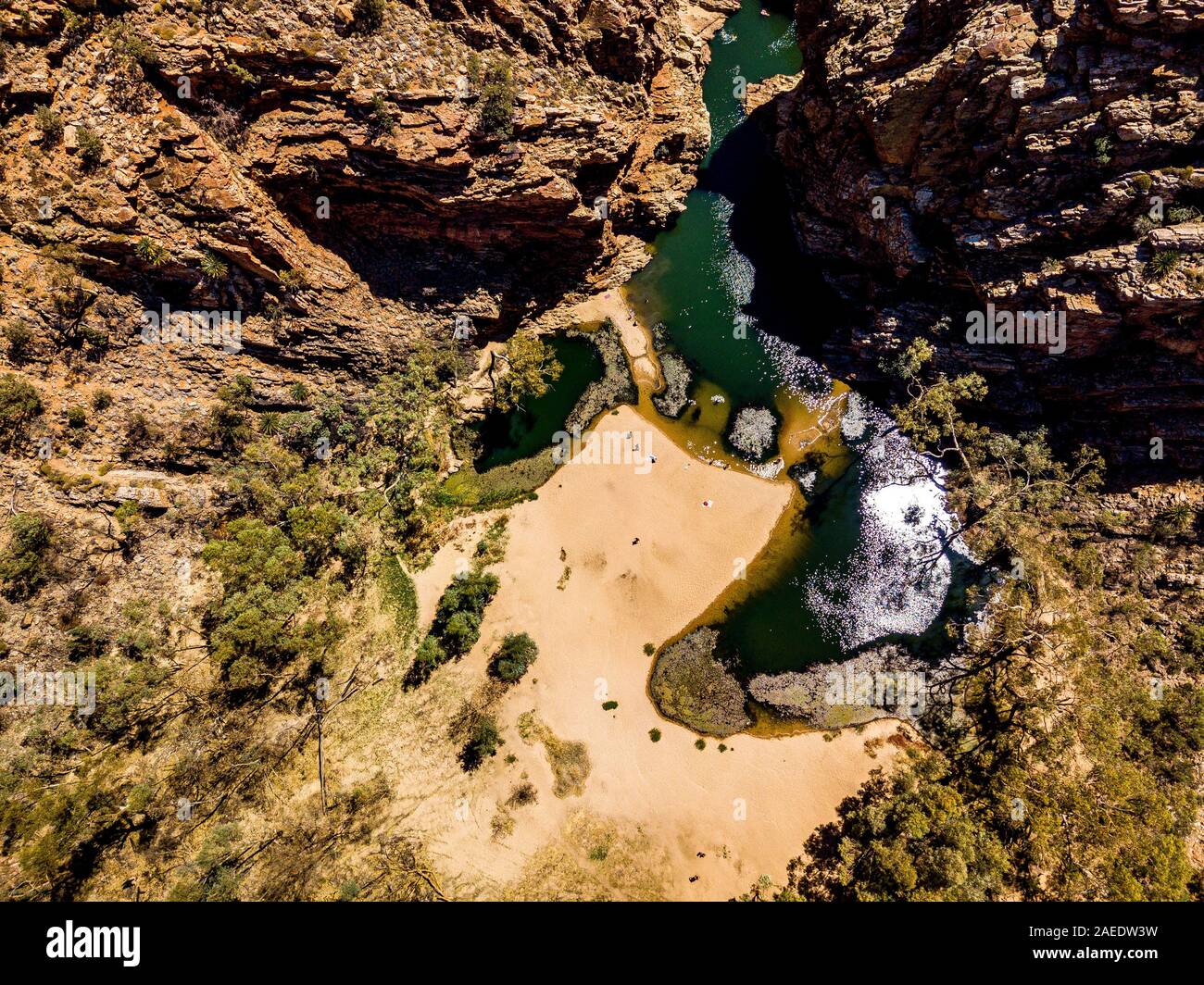 Luftaufnahme von Ellery Creek Big Hole in den West MacDonnell Ranges in einem abgelegenen Teil des Northern Territory, Australien Stockfoto