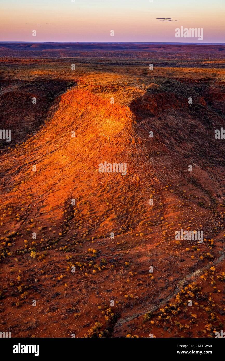 Sonnenuntergang auf den George Gill Ranges. Das Hotel liegt in der Nähe des Kings Canyon und ist ein ikonischer Teil des abgelegenen australischen Outback. Stockfoto