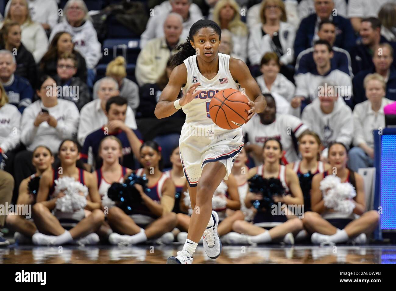 Speichert, Connecticut, USA. 8 Dez, 2019. Crystal Dangerfield (5) Der Uconn Huskies die Kugel oben Gerichtshof bringt während eines Spiels gegen den Notre Dame Fighting Irish am Gampel Pavillion am Sonntag, Dezember 8, 2019 in den Läden, Connecticut. Gregory Vasil/Cal Sport Media/Alamy leben Nachrichten Stockfoto