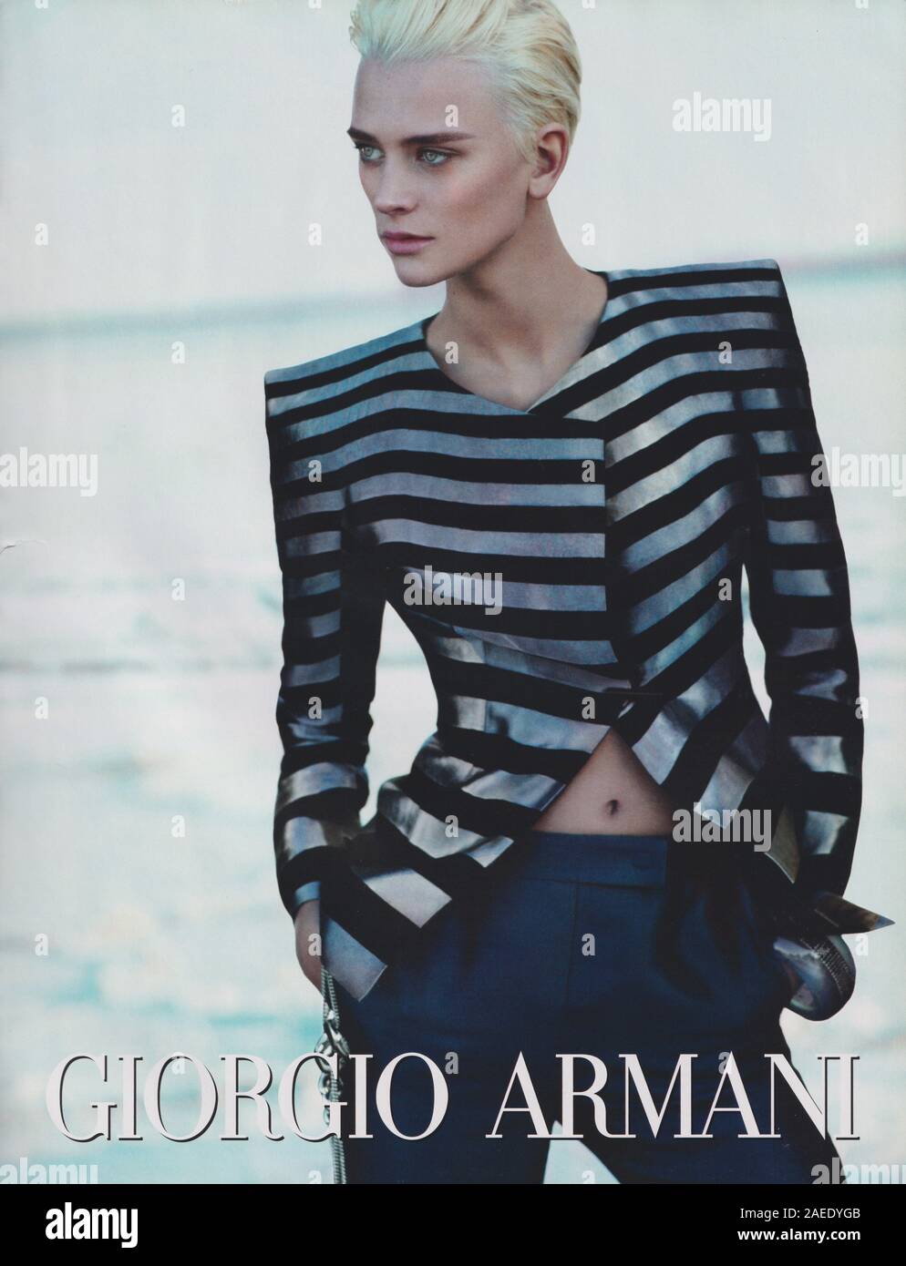 Poster Werbung Giorgio Armani mit Milou van Groesen in Papiermagazin aus dem Jahr 2012, Werbung, kreative Giorgio Armani Werbung aus den 2010er Jahren Stockfoto