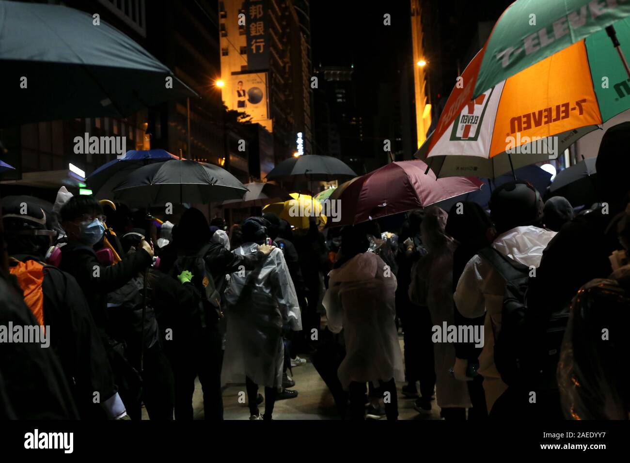 Demonstranten bilden eine Linie mit Sonnenschirmen, wie sie für eine mögliche Konfrontation mit der Polizei in der Zentrale, dem Finanzviertel von Hongkong vorbereiten. Stockfoto