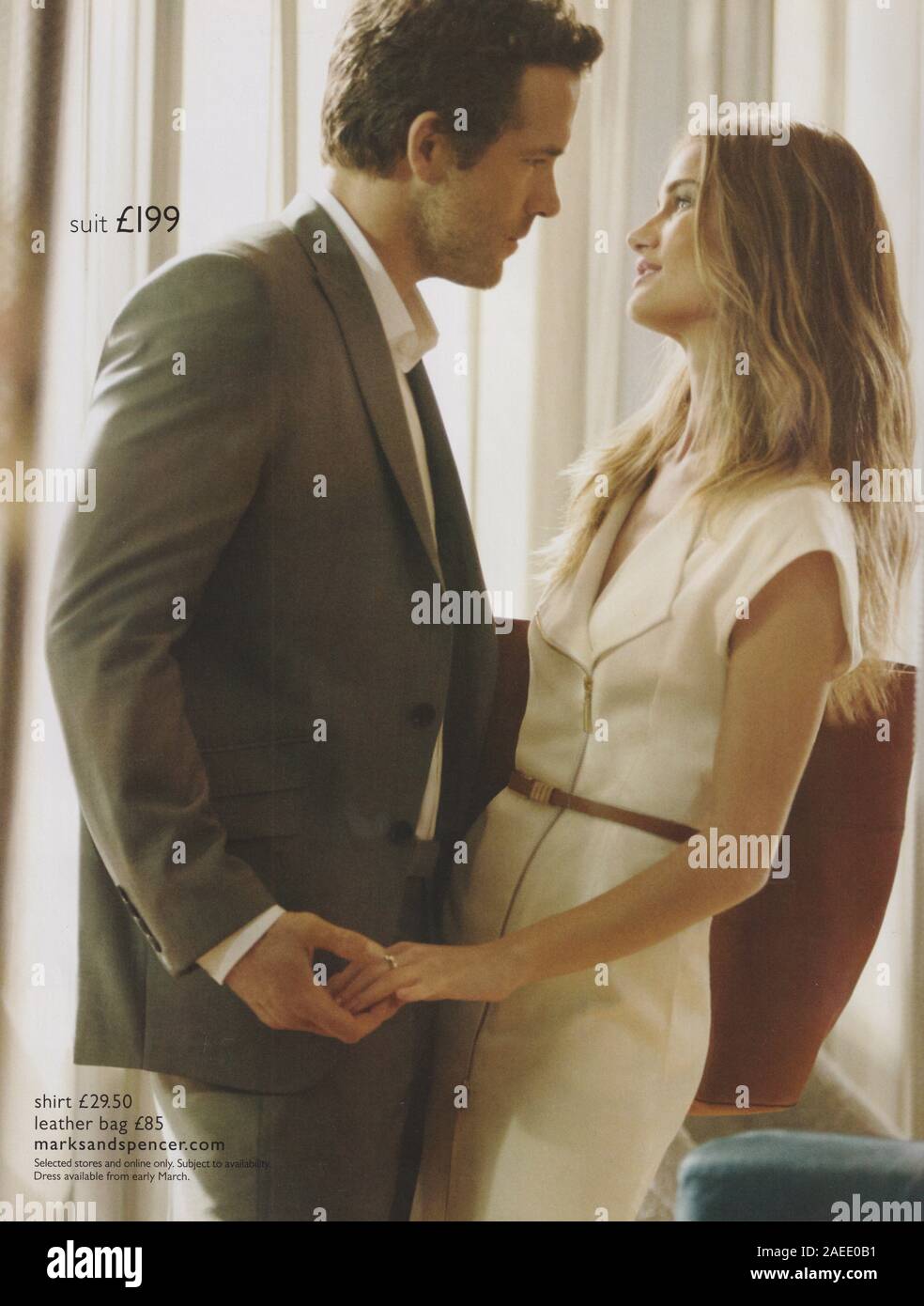 Plakat werbung Marks & Spencer mit Ryan Reynolds, Rosie Huntington-Whiteley in Papier Magazin aus 2012, Werbung, kreative M&S 2010 s Anzeige Stockfoto