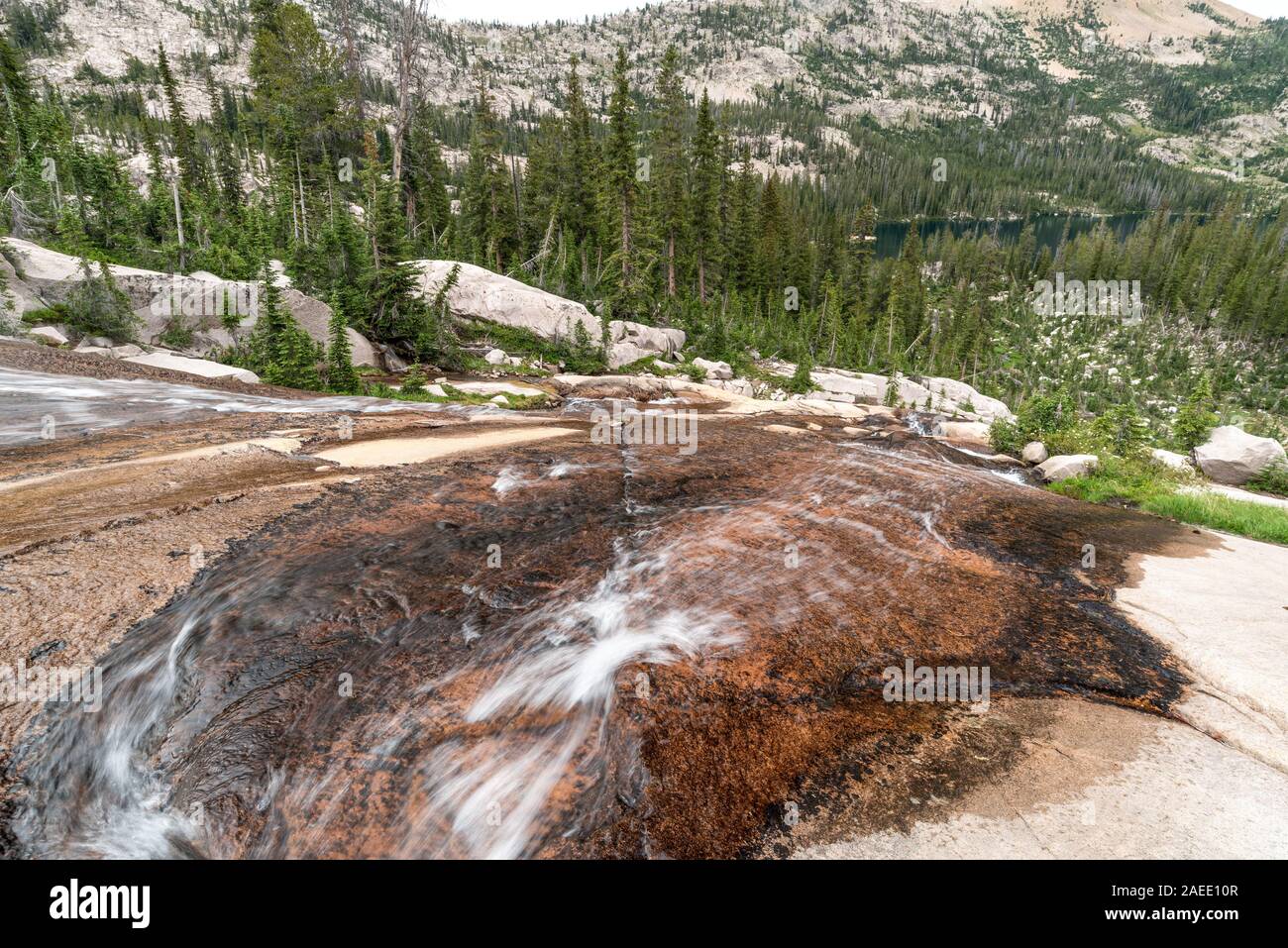 Stream, das in einen Felsen Platte in Idaho Sawtooth Mountains. Stockfoto