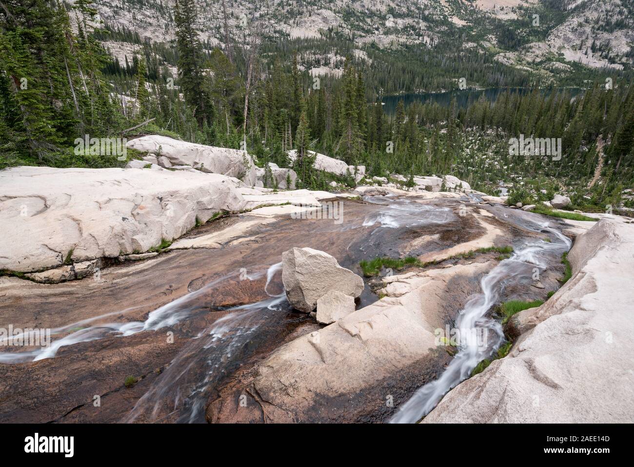 Stream, das in einen Felsen Platte in Idaho Sawtooth Mountains. Stockfoto