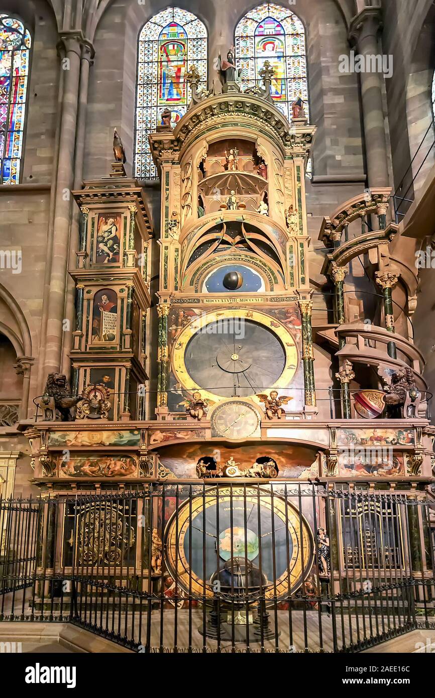Straßburg, Frankreich - Dezember 1,2019: Die 18 Meter astronomische Uhr im südlichen Querschiff der Kathedrale Notre-Dame de Strasbourg ist eine der großen Stockfoto