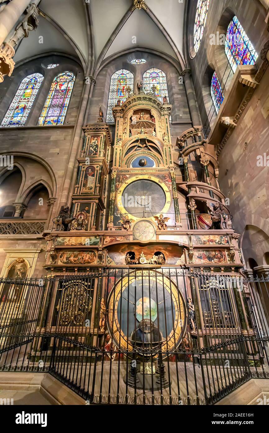 Straßburg, Frankreich - Dezember 1,2019: Die 18 Meter astronomische Uhr im südlichen Querschiff der Kathedrale Notre-Dame de Strasbourg ist eine der großen Stockfoto