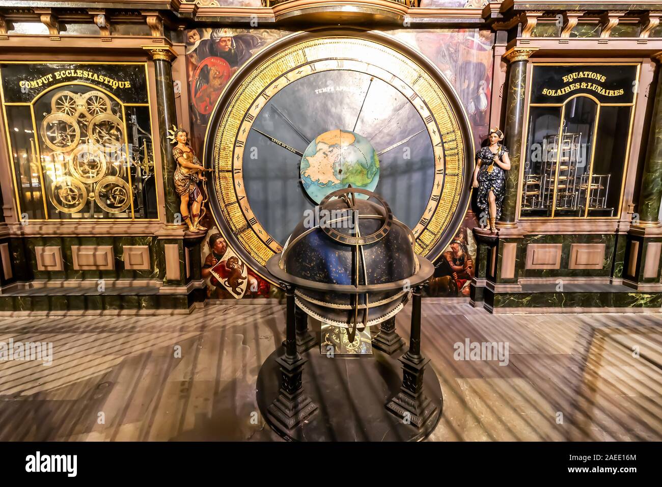 Straßburg, Frankreich - Dezember 1,2019: Detail des 18 Meter astronomische Uhr im südlichen Querschiff der Kathedrale Notre-Dame de Strasbourg ist eine der Stockfoto