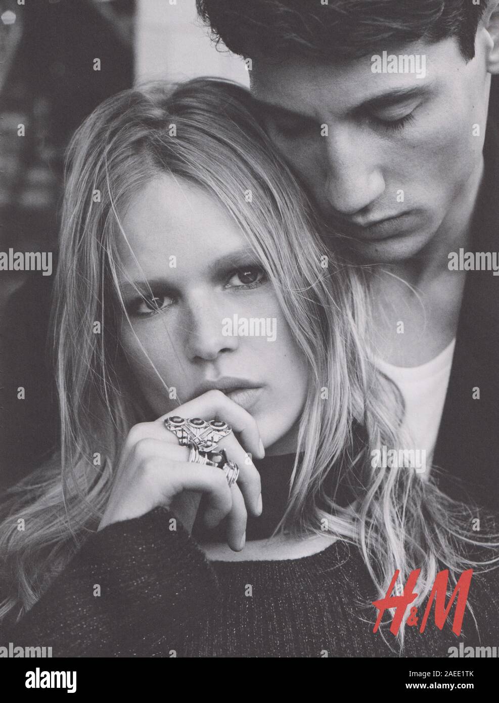 Plakat werbung H&M mit Nicolas Ripoll, Anna Ewers in Papier Magazin aus 2015, Werbung, kreative Hennes & Mauritz Anzeige von 2010 s Stockfoto